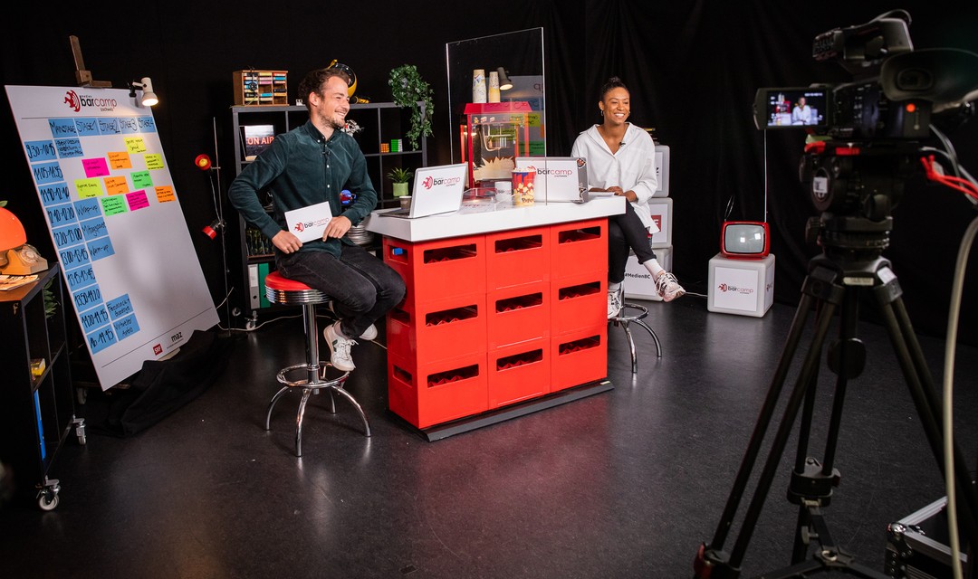 Das Moderationsduo Philip Wiederkehr und Lena Oppong im Medien-Barcamp-Studio