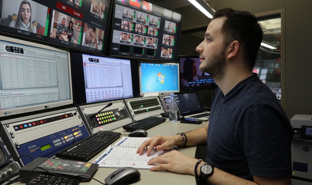 Marco sitzt vor einem Dutzend Bildschirmen im Sendezentrum von SRF