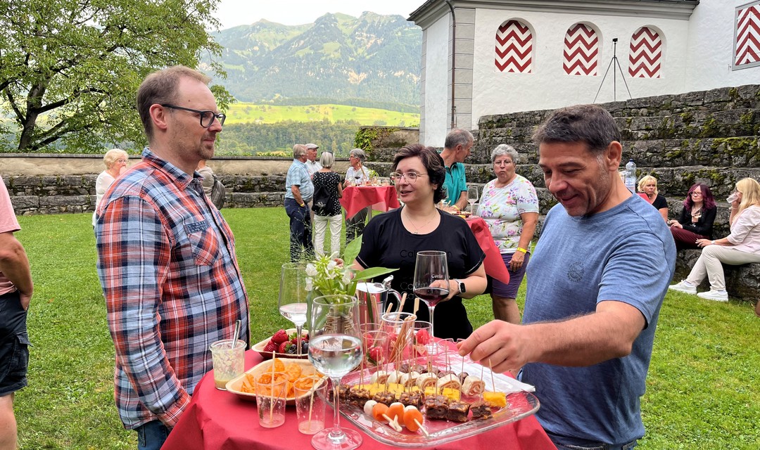 Mitglieder der SRG Obwalden beim Apéro mit Schauspieler Leonardo Nigro