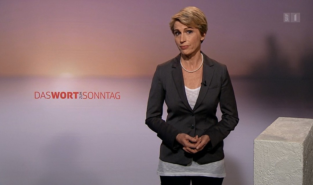 Pfarrerin Catherine McMillan steht im Studio und spricht über Prostitution. Im Hintergrund das Sendungslogo mit Sonnenauf- oder untergang