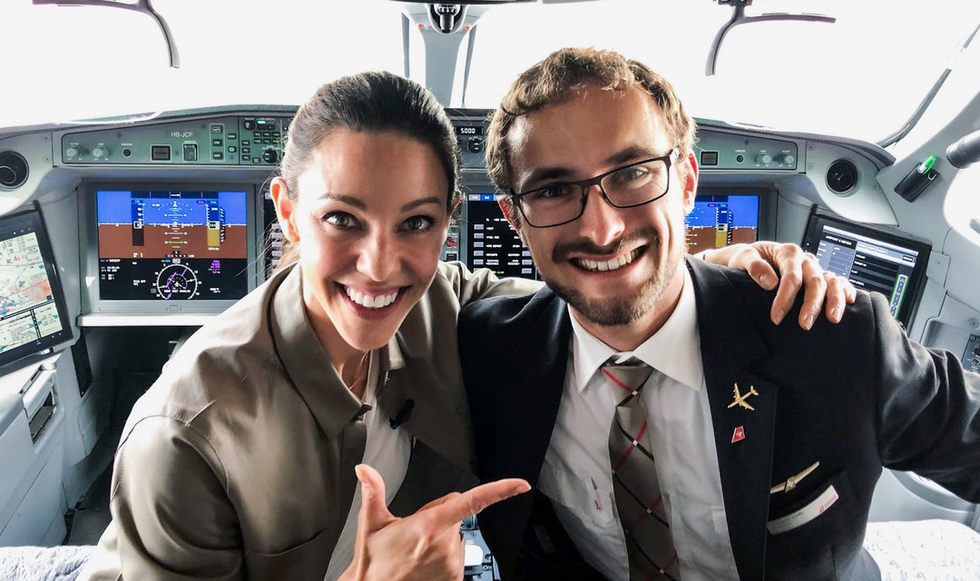 Kiki Mader und Christopher Schilly im Cockpit vom Airbus A220