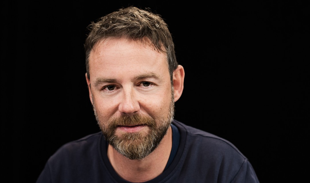 Bild von Nik Hartmann gibt Moderation im SRF 3-Vorabendprogramm ab