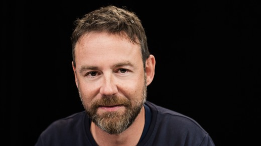 Bild von Nik Hartmann gibt Moderation im SRF 3-Vorabendprogramm ab