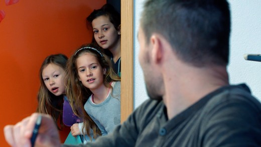 Bild von «DOK»-Film «Bratsch – Ein Dorf macht Schule» gewinnt Berner Filmpreis