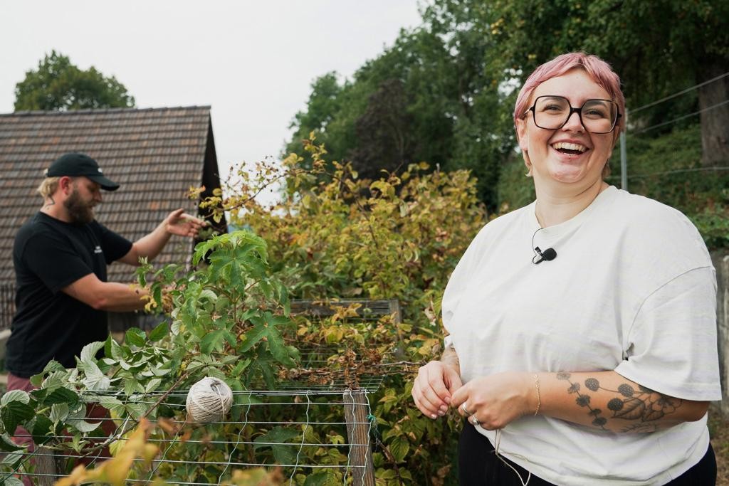 Junge Frau vor einem Haus