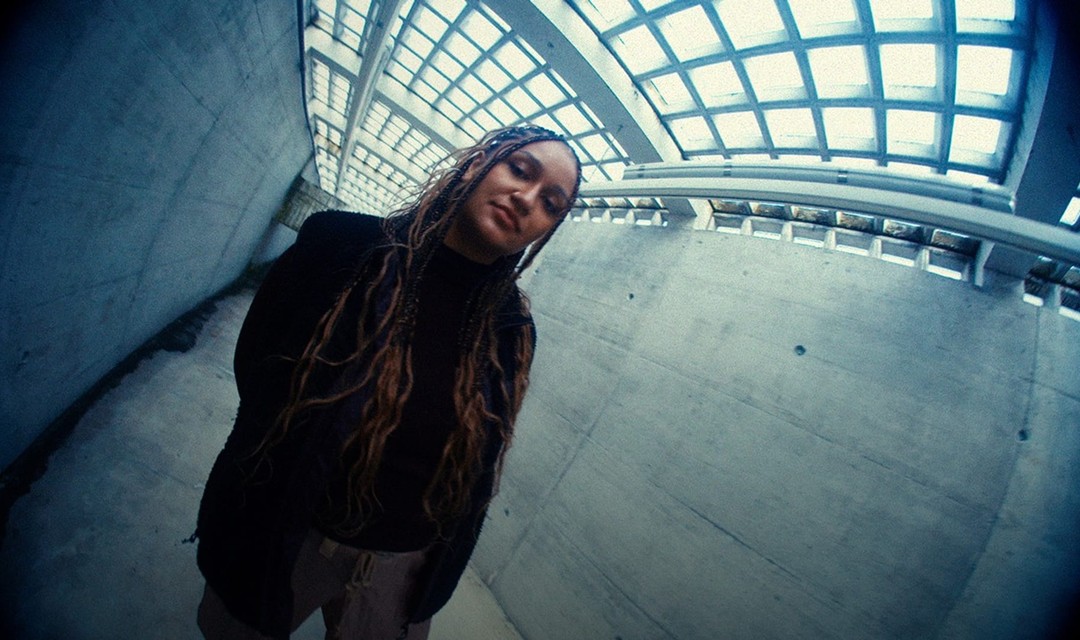 Moderatorin Sirah Nying steht in einer Unterführung und blickt in die Kamera