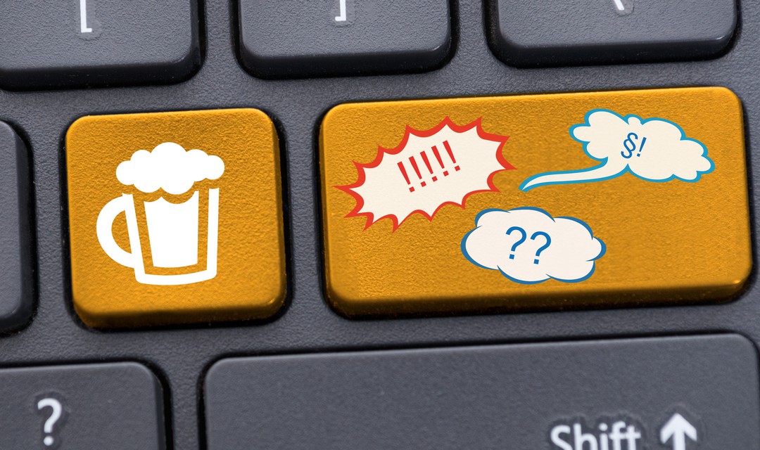 Laptop-Tastatur mit Bier-Symbol und Sprechblasen