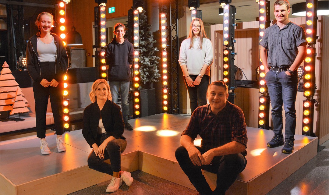 Moderatorin Fabienne Bamert (vorne l.) und Schiedsrichter Jörg Abderhalden (vorne r.) mit Célia, Lynn, Manuel und Remo.