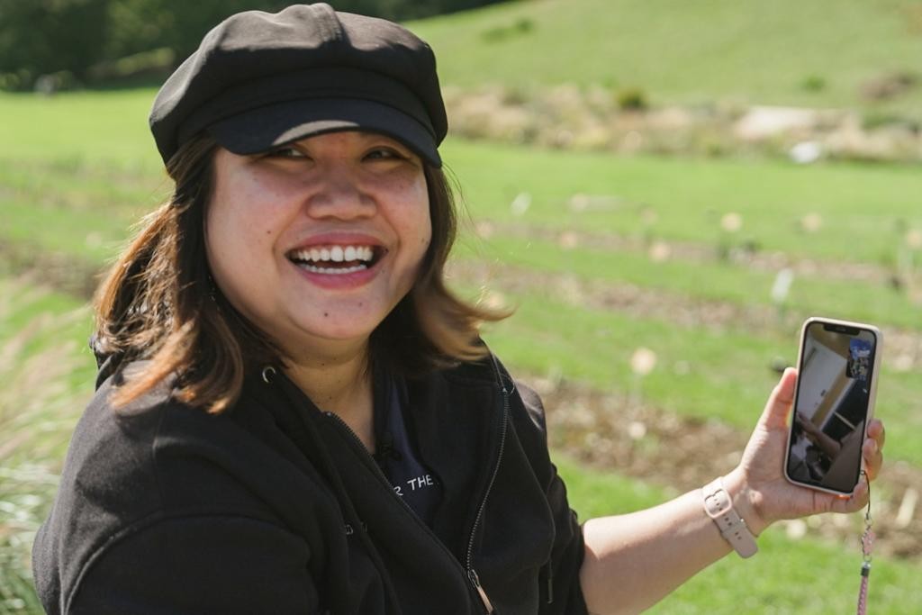 Nurwina Cabanit hält den Kontakt mit der Familie per Facetime.