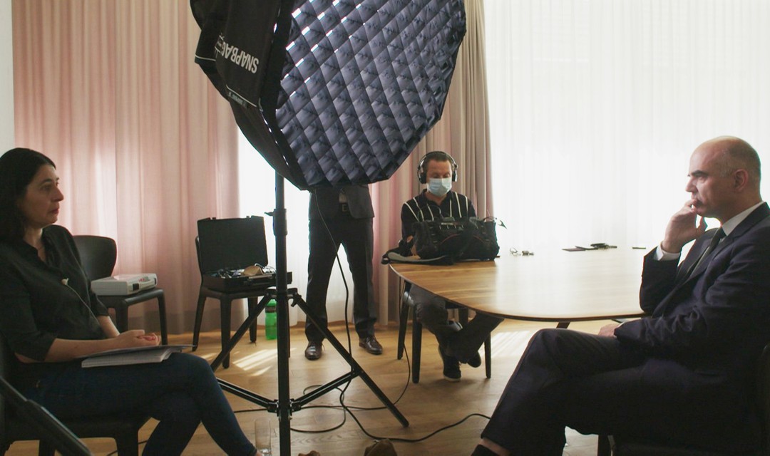Karin Bauer und Alain Berset sitzen sich im Interview gegenüber.