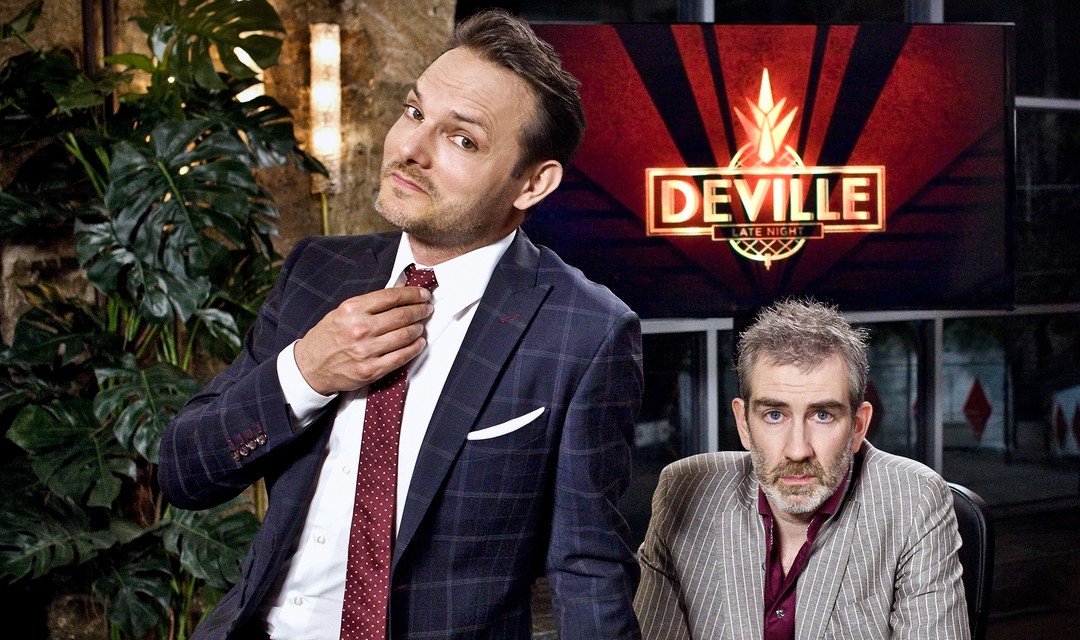 Dominic Deville und Kabarettist Manuel Stahlberger in der Late-Night-Show Deville