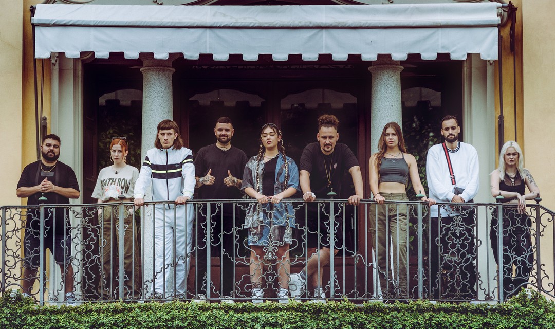 Die Teilnehmerinnen und Teilnehmer von «Battle Mansion» auf dem Balkon der Villa