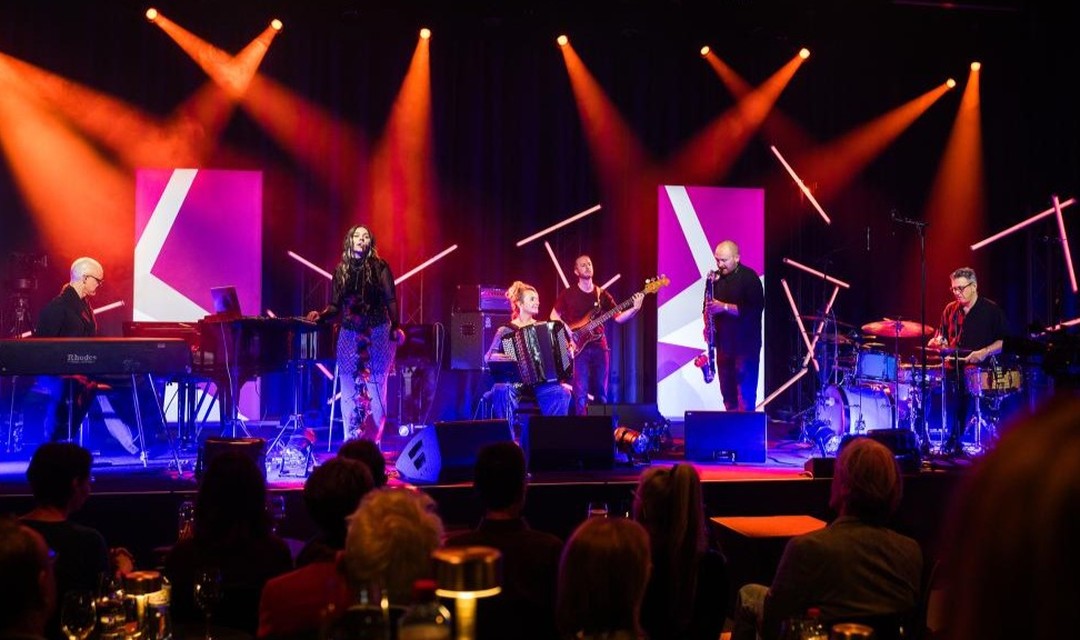 Showcase SRF 2 Kultur Auftritt von Nik Bärtsch's Ronin zusammen mit Carolina Müller (Miss C-Line) und Viviane Chassot.