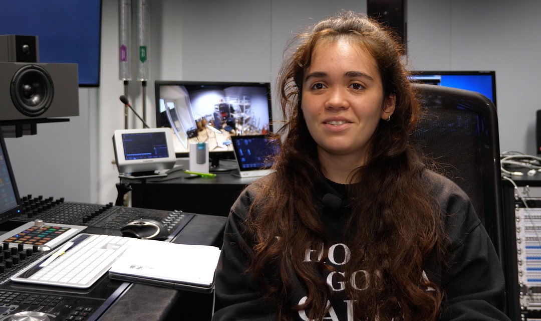 Die Komponistin Carmen Nūnez im Tonstudio