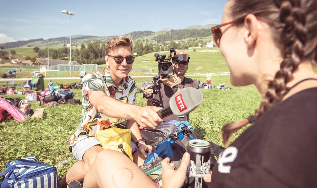 Moderator Livio Chistell und Kameramann Roman beim Interview