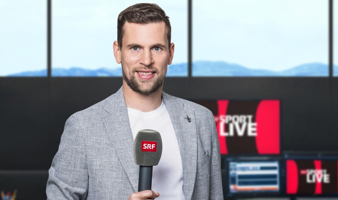 Bild von Fabian Frei mit einem Mikrofon in der Hand