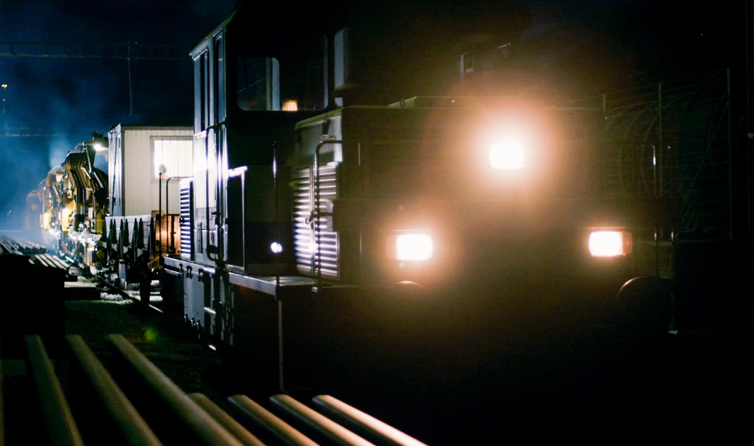 Ein Zug in der Nacht