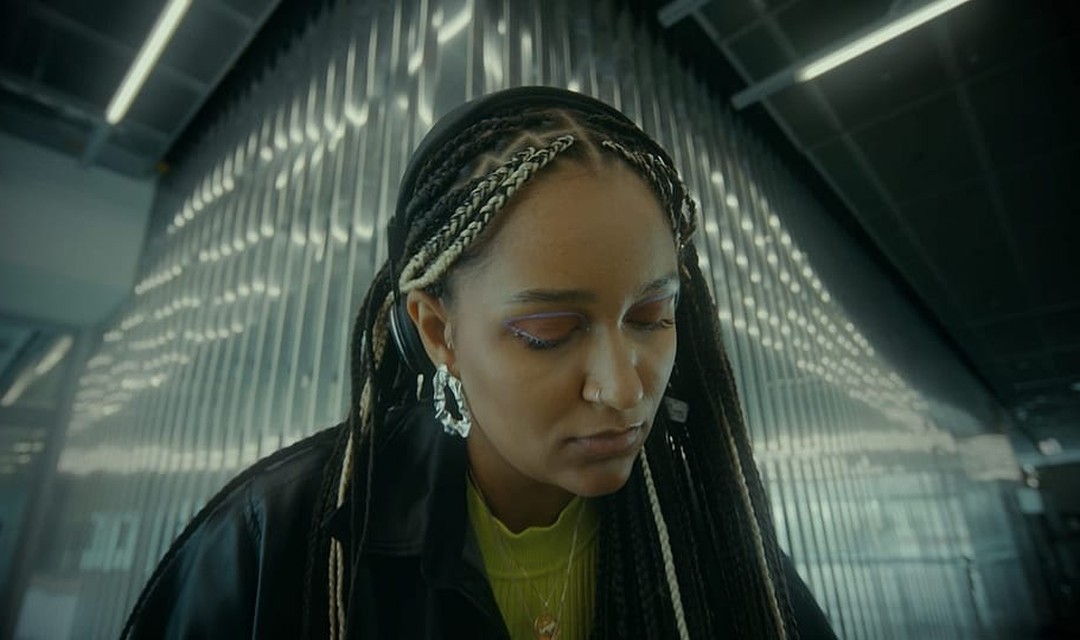 Porträt der Moderatorin Sirah Nying