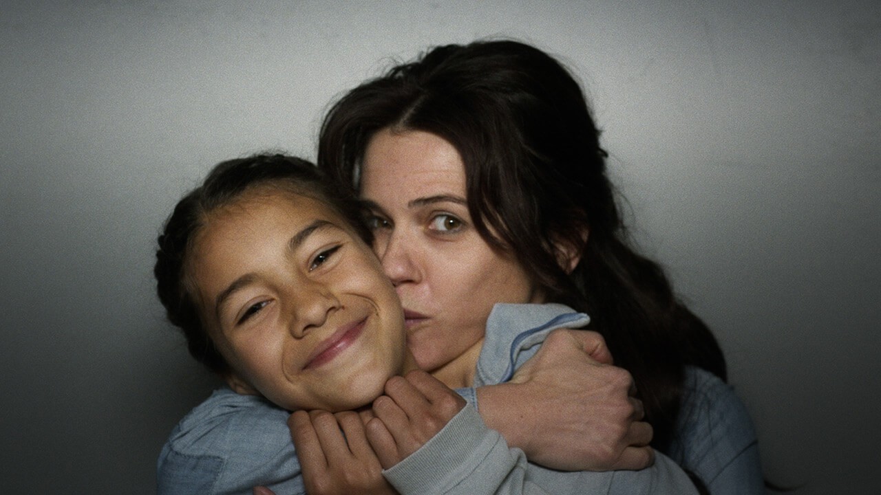 Sandrine umarmt ihre Tochter Mia innig und drückt ihr einen Kuss auf die Wange