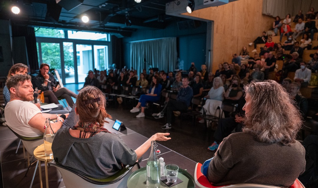 Schauspielerinnen und Autoren sitzen auf der Bühne des «Writer's Day»