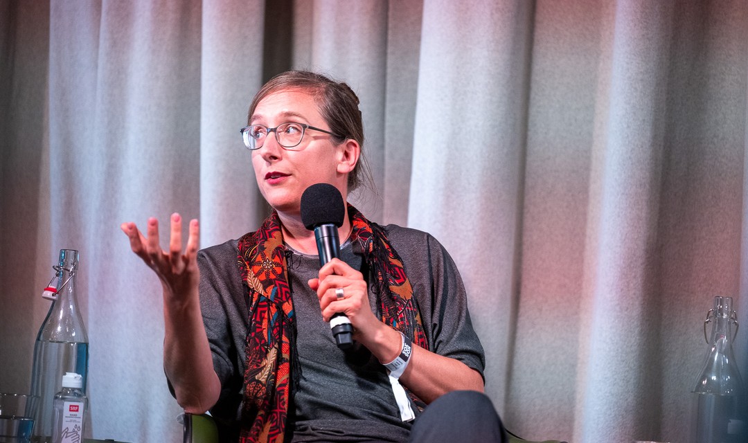Marianne Wendt sitzt auf der Bühne des Writers Day.