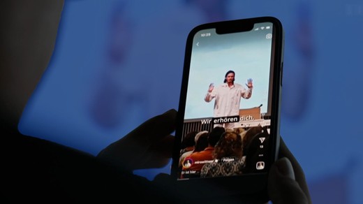 Bild von «Gottes Influencer» vor der Ombudsstelle