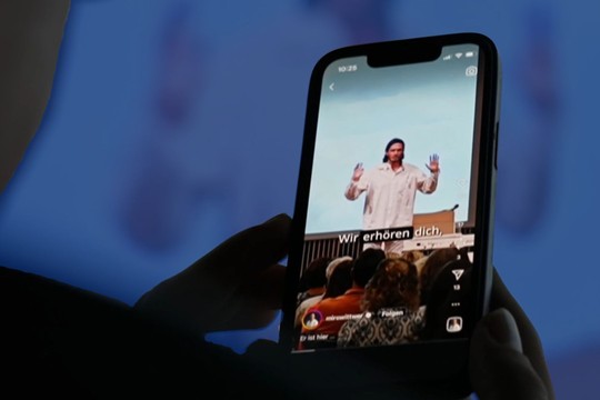 Bild von «Gottes Influencer» vor der Ombudsstelle