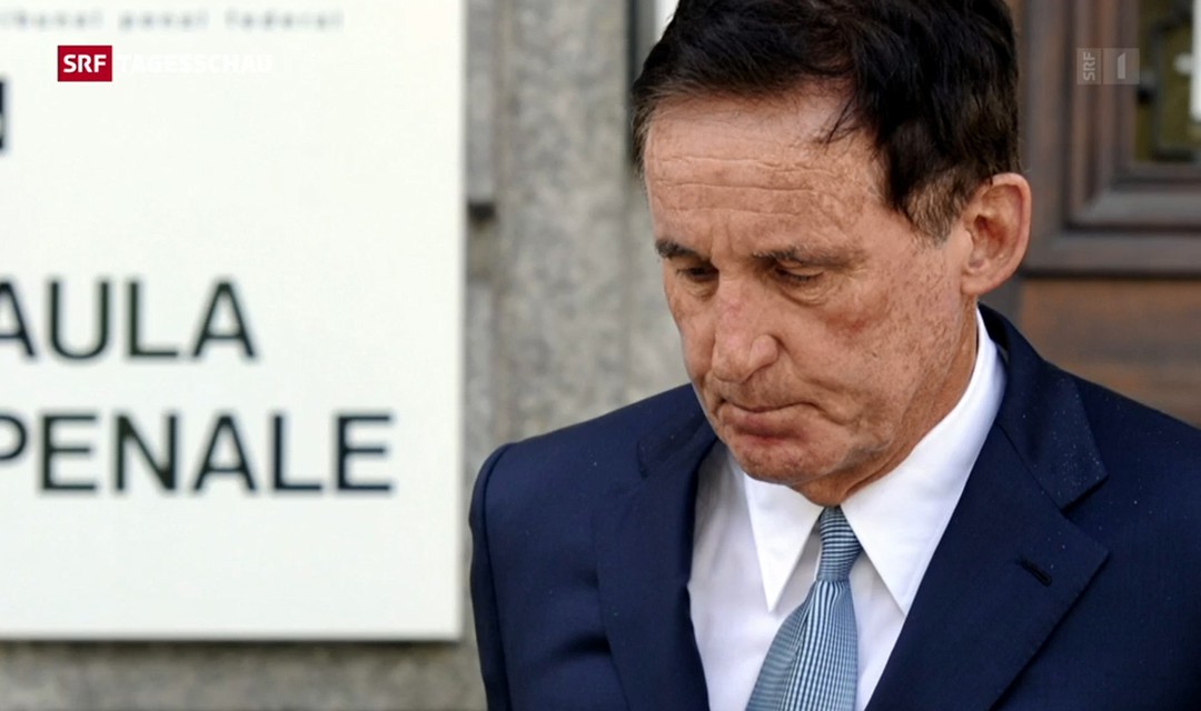 Der freigesprochene Oscar Holenweger mit gesenktem Blick beim Verlassen des Gerichtsgebäudes