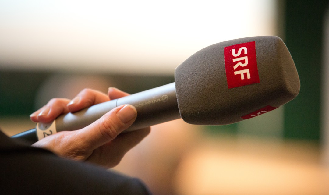 Jemand hält ein SRF-Mikrofon in der Hand