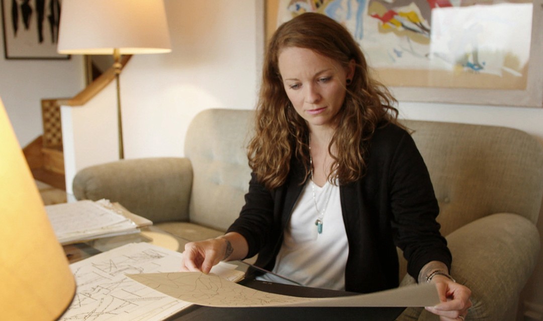 Moderatorin Natasha Ruf schaut sich Christoph Staerkles Kunst an