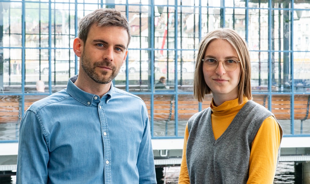 Olivier Dolder (links) und Miriam Abt auf der Terrasse des 'LUZ' in Luzern, hinter ihnen die Glasfront der Schiffsstation