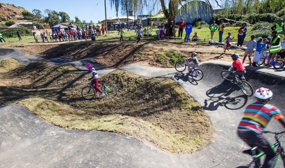 Schülerinnen und Schüler fahren in Lesotho mit ihren Bikes auf dem Pumptrack