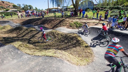 Bild von «DOK»: Pump for peace