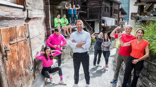 Bild von Die fünf Teams von «Game of Switzerland» mit Moderator Jonny Fischer