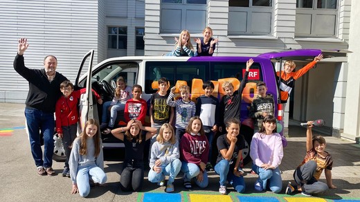 Bild von «Zambo goht i d’Schuel»: SRF Kids bringt das Mikrofon an Schulen