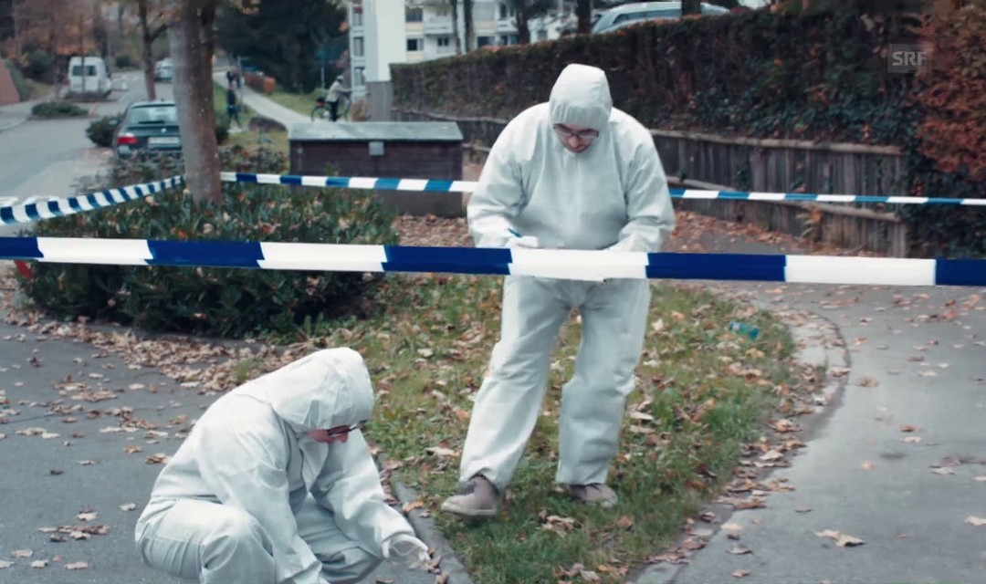 Zwei Ermittler sichern an einem Tatort Spuren