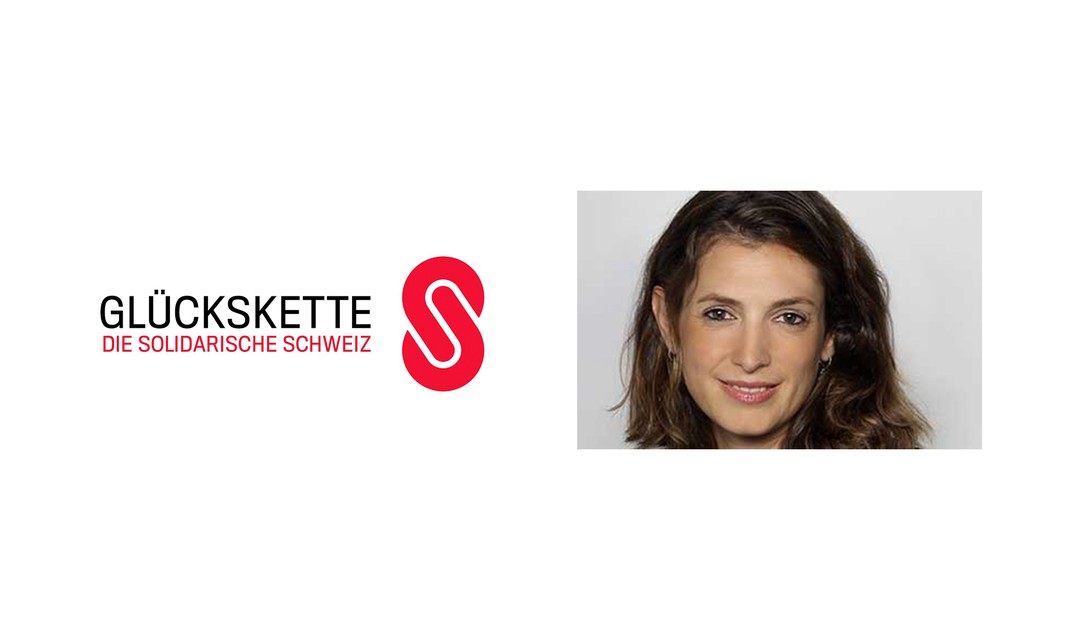 Miren Bengoa neben dem Logo der Glückskette