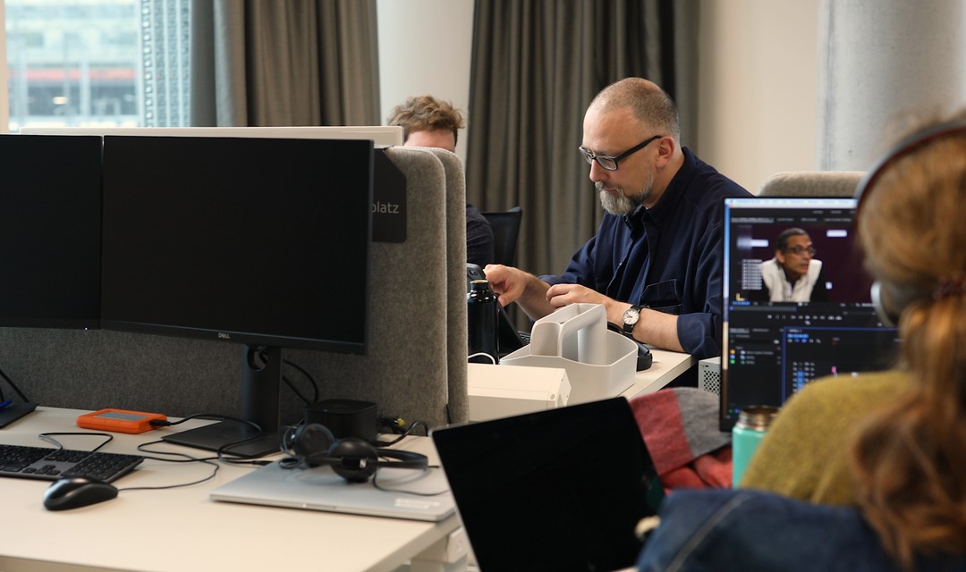 Damian Schnyder bespricht die Onlineinhalte mit einem Redaktor am Arbeitsplatz