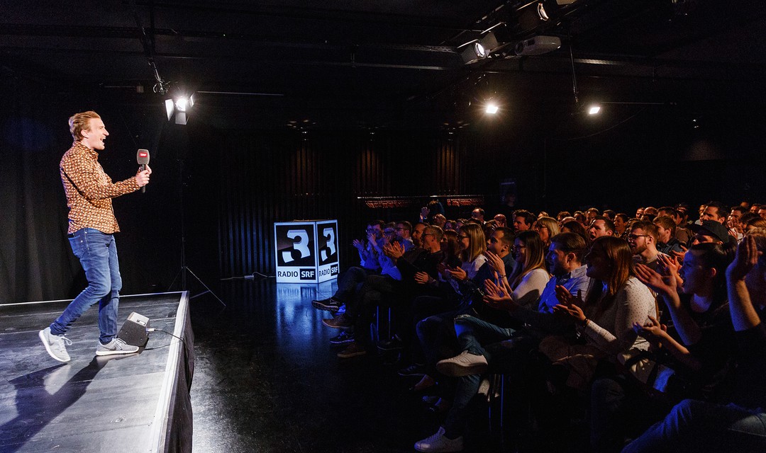 Stefan Büsser steht auf der Bühne.