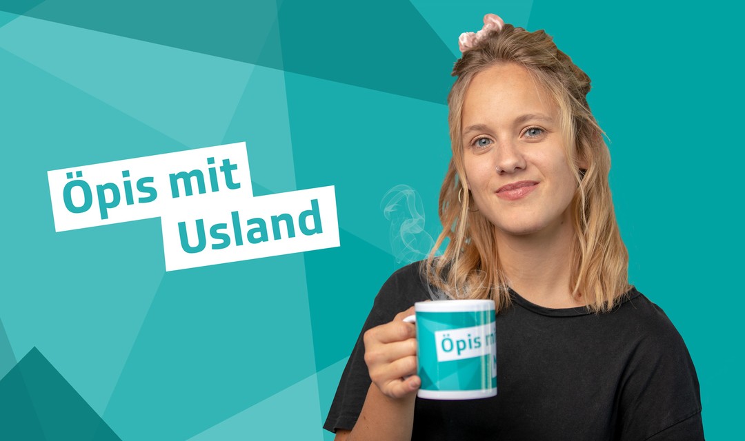 «Junior Korrespondenten-Korrespondentin» Eva trinkt einen heissen Kaffee aus einer Insider-Tasse