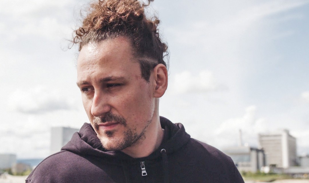 SRF Virus «Mutterstadt» Keyvisual: Ein giftgrüner Drache ist auf einem Wappen zu sehen.