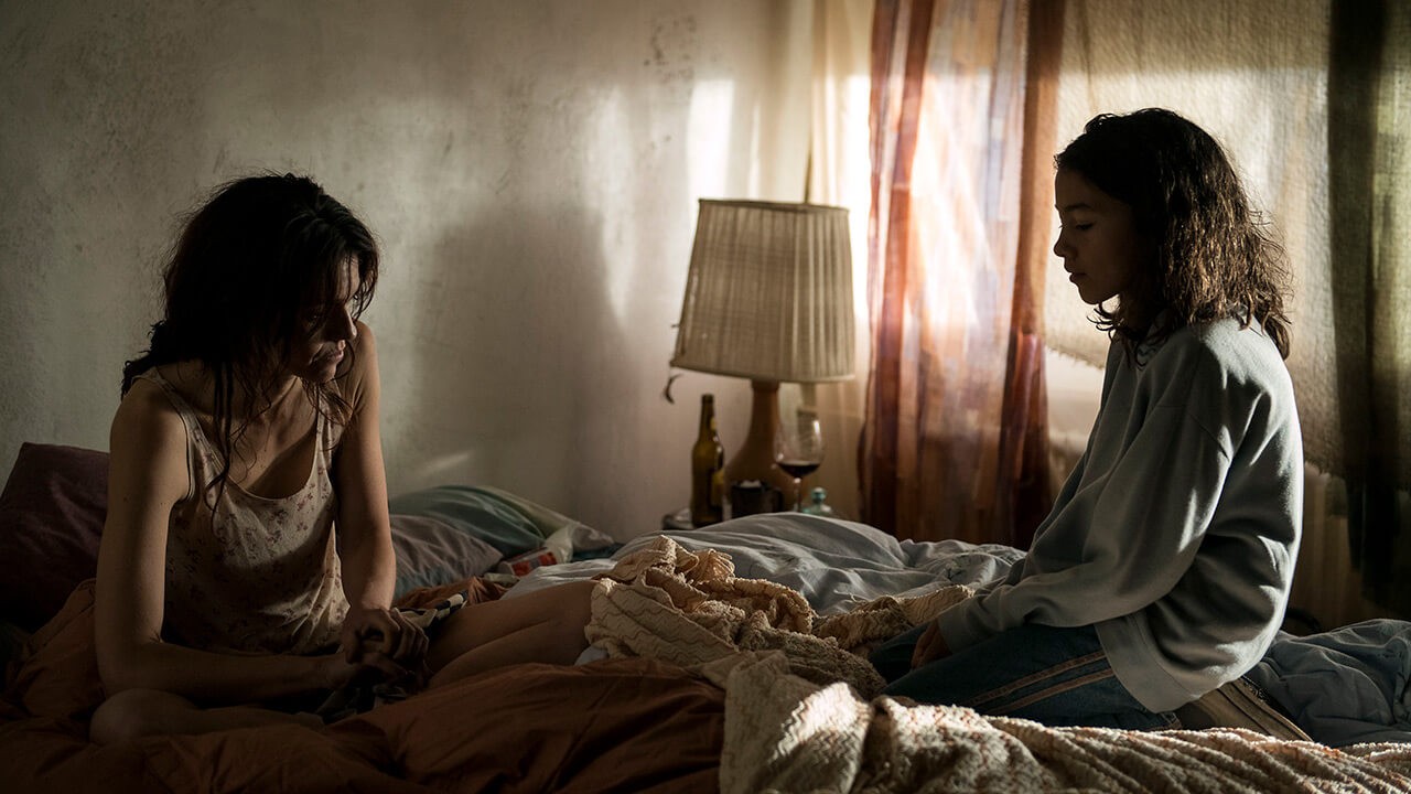 Mias Mutter Sandrine (Sarah Spale) sitzt verkatert im Bett neben Mia