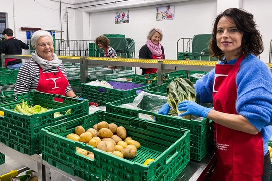 Bild von «Mona mittendrin» bei Armutsbetroffenen