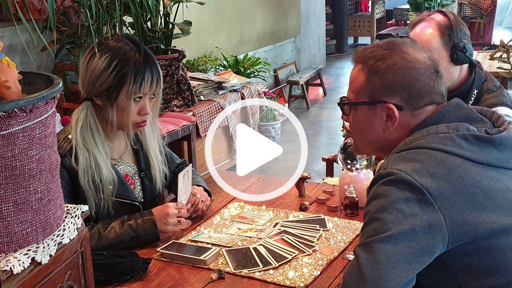 Pascal Nufer bei einer Wahrsagerin in China