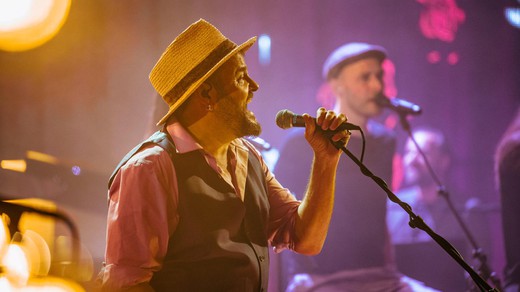 Bild von Auf und hinter der Bühne mit Patent Ochsner