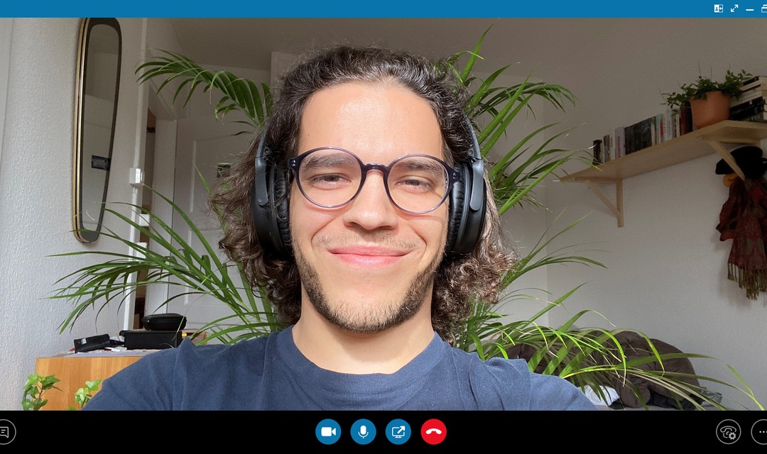 Frontales Foto via Computerkamera von Jan an seinem Videocall-Platz im Zimmer