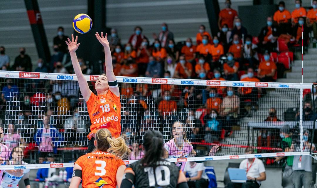 Eine Volleyballspielerin gibt ihrer Mitspielerin eine Vorlage.