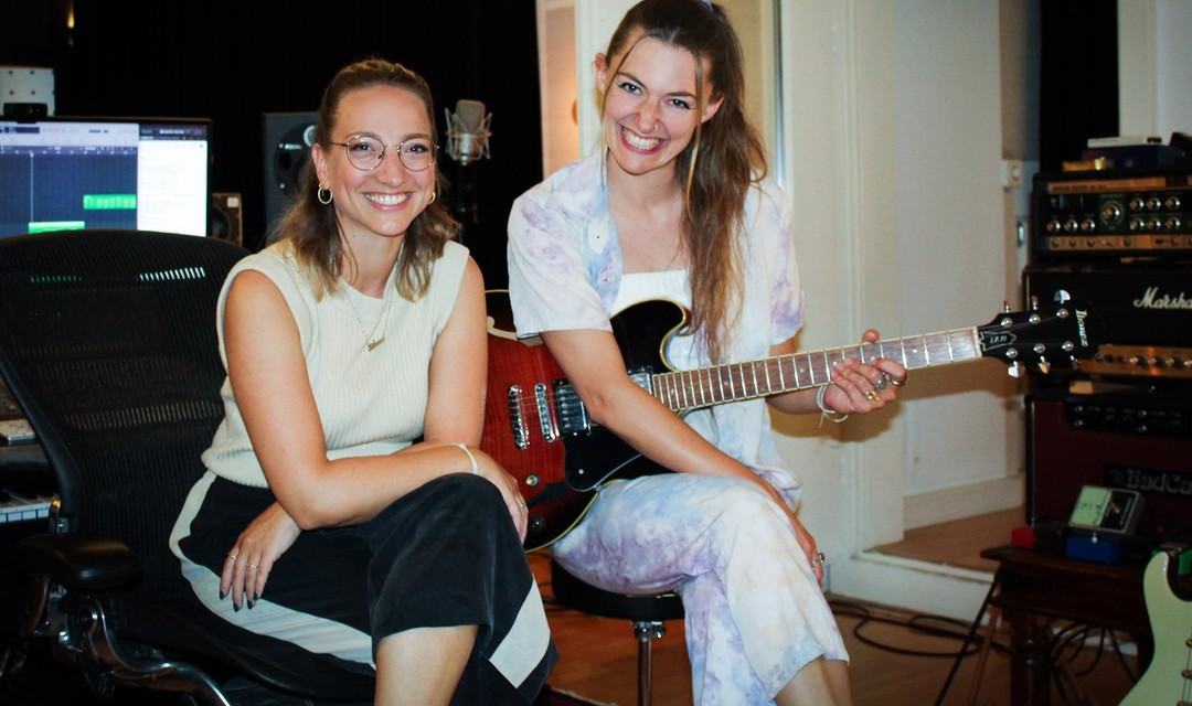 #Say Hi Moderatorin Anna Zöllig und Sängerin Dana.