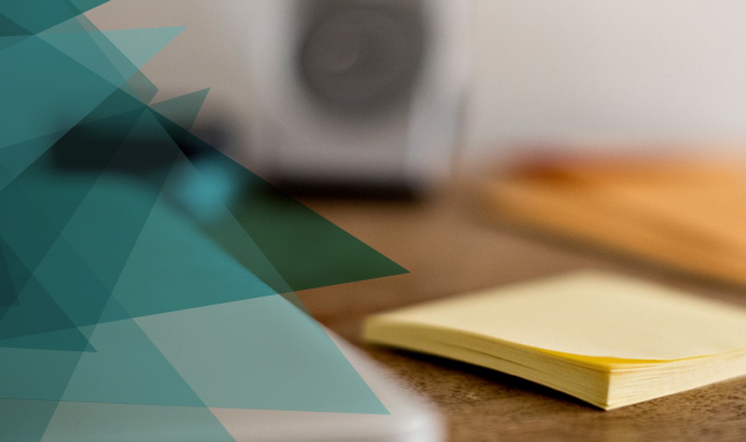 Post It und Laptop auf Schreibtisch