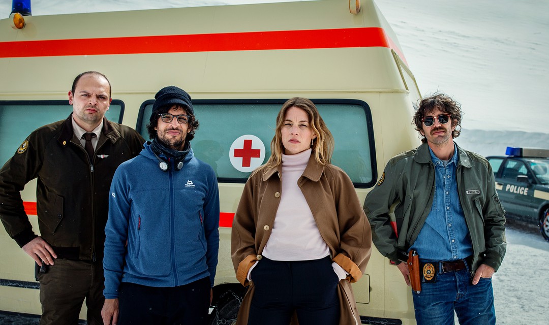 Die Crew von «Tschugger» vor einem Krankenwagen.